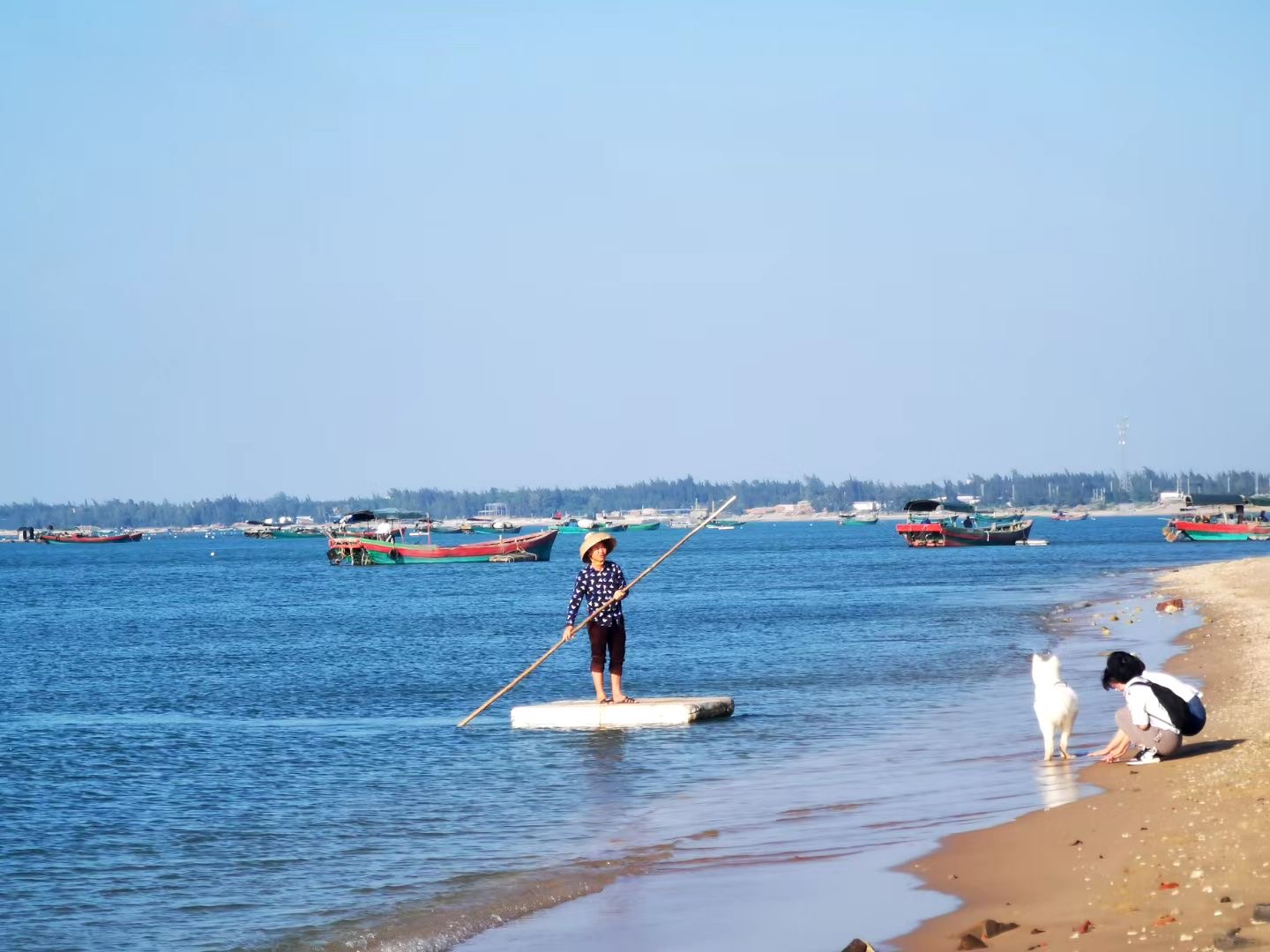 X1：大陆之南，海角之尾—湛江南极村：湛江、湖光岩、霞山观海长廊、红嘴鸥游船、十里军港、特呈岛（1晚）、雷州（邦塘村、雷州西湖、雷祖祠）、徐闻（中国大陆南极村、角尾珊瑚礁自然保护区） 双飞8日   ↑↑↑ 南极村升级一晚“艺术家部落客栈” （6-10人小团） 